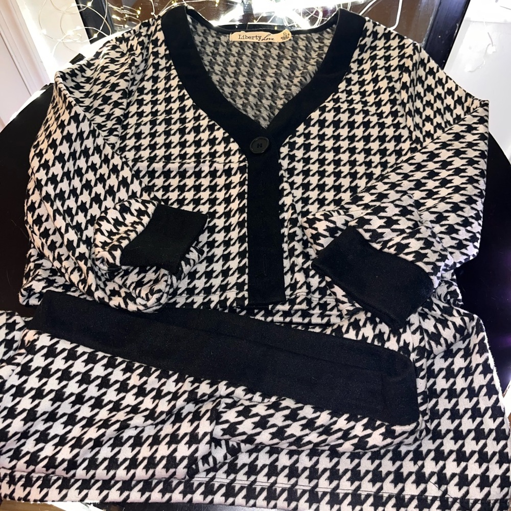 Liberty & Love Houndstooth Juniors Xtra Large shirt/Large skirt set